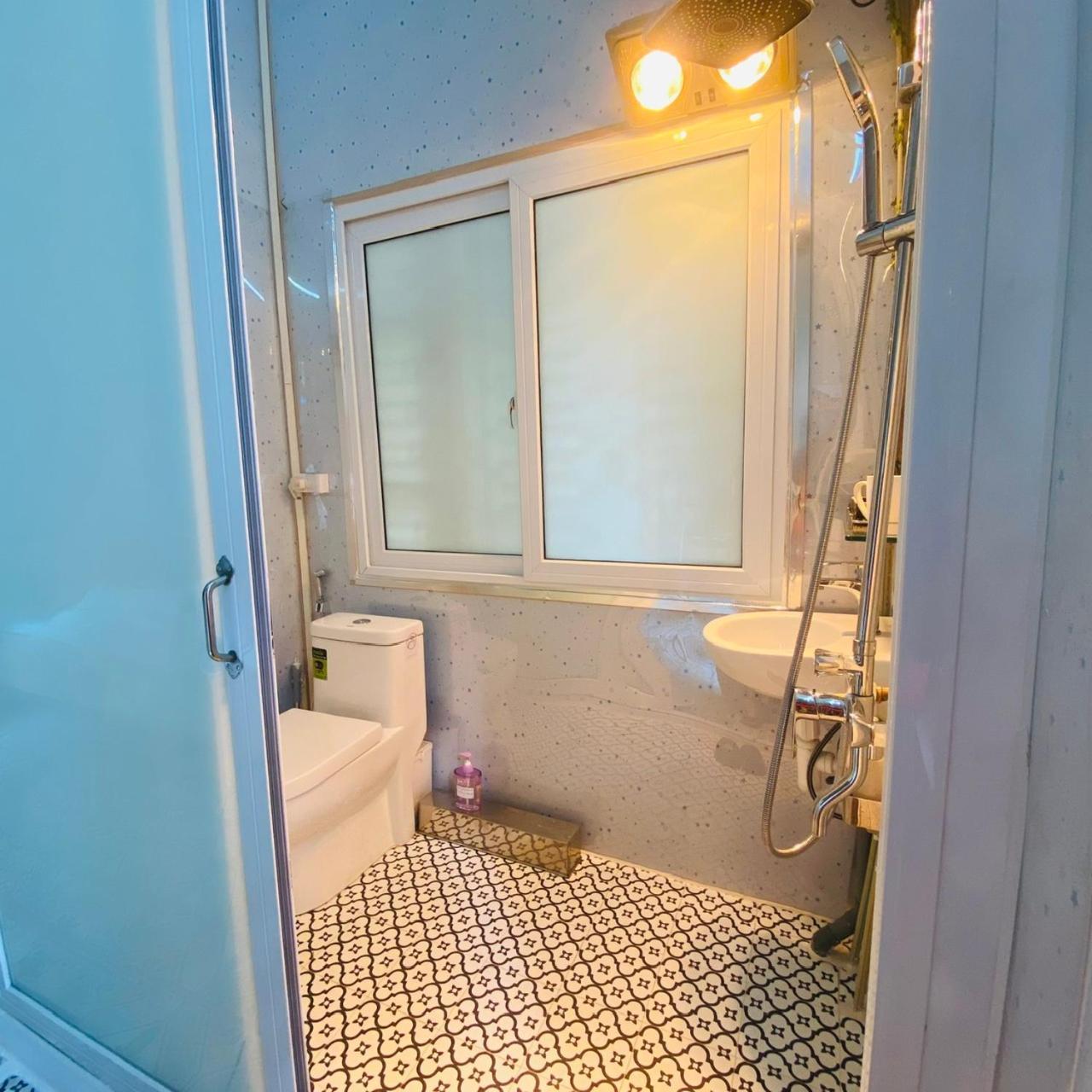 Cozy Homestay With Large Bed, Private Bathroom, Large Balcony 河内 外观 照片